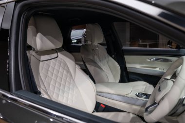 Premium Genesis GV70 araç içi, geniş kabin, ergonomik tasarım, sürücü ve yolcu koltukları, gösterge paneli, navigasyon ve kargo alanları, Londra 'da otomotiv endüstrisi - 24 Ekim 2024