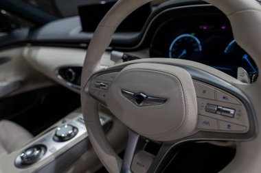 Genesis GV70 araç iç mekanı, direksiyon, sürücü ve yolcu koltukları, gösterge paneli, navigasyon ve kargo alanları, Londra 'da otomotiv endüstrisi - 24 Ekim 2024