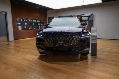 Premium blue Genesis GV80 in stil satışı, aerodinamik tasarım, güçlü motor, gelişmiş teknoloji, otomotiv endüstrisi Londra 'da - 24 Ekim 2024