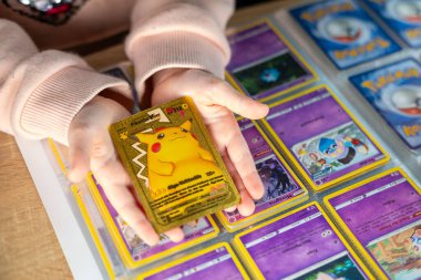 Genç hobi meraklısı, çocuk Pokemon Ticaret Kartı tutuyor Pikachu, ticaret ve koleksiyon, Pokemon Fan Culture, Fandom, Frankfurt - Kasım, 18, 2024