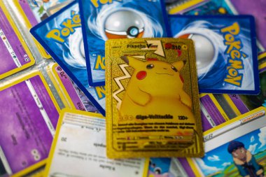 Pokemon ticaret kartları, koleksiyon kartı TCG, hobi edinme, hareketli ve eğlenceli atmosfer yaratma, nadir bulunan eşyalar, çocukluk hobisi, Frankfurt - Kasım, 18, 2024
