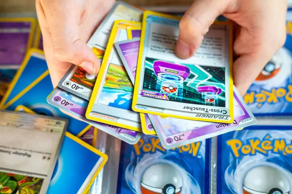 Genç hobi meraklısı, çocuk renkli poker koleksiyonu kart oyunu, ticaret ve koleksiyon, Pokemon Fan Culture, Frankfurt - 18 Kasım 2024