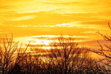 güzel dramatik gün batımı manzarası, gökyüzü, tarla, akşam tepeleri güneş ışınları, doğanın güzelliği, modern enerji, parlak duvar kağıdı, tasarımcılar için arka plan