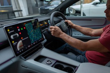 Kotor Körfezi marinasındaki lüks yatlar, Porto Karadağ 'daki son model marinaya yanaşmış, arkasında Montenegros ikonik dağları, Tivat, Karadağ - 6 Ağustos 2024 