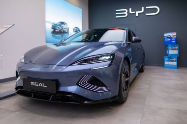 BYD Mühür Elektrikli Araba, Stüdyoda leylak rengi metalik SUV Çinli üretici, galeride ev, otomotiv endüstrisinde icat, Londra 'da çevre dostu özellikler sergisi - 16 Ekim 2024