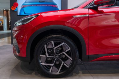 kırmızı BYD Atto 3 Electric Car, galeride Çinli SUV üreticisi, otomotiv endüstrisinde yenilik, Londra 'da çevre dostu özellikler sergisi - 16 Ekim 2024