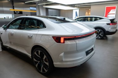 Zarif, beyaz kutup yıldızı 4, sol el sürüşlü, elektrikli araba, Volvo yan kuruluşu, çevre dostu araç, otomotiv endüstrisi, Londra 'da üstün sürüş ortamı - 17 Eylül 2024