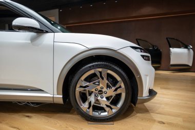 Studio 'da beyaz elektrikli Hyundai Genesis GV60, Showroom' da popüler Koreli yolcu Electric SUV aracı, yenilikçi teknoloji, High Tech Technology, Londra 'da otomotiv endüstrisi - 24 Ekim 2024