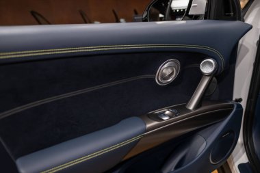 Modern ön kapı tasarımı Genesis GV70 elektrikli araba, yenilikçi minimalist estetik ve gelişmiş giriş teknolojisi Londra 'da - 24 Ekim 2024