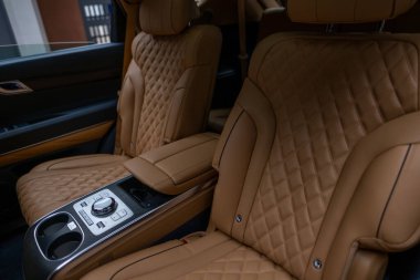 Premium Genesis GV80 araba iç mimarisi, geniş kabin, ergonomik tasarım, sürücü ve yolcu koltukları, gösterge paneli, navigasyon ve kargo alanları, Londra 'da otomotiv endüstrisi - 24 Ekim 2024