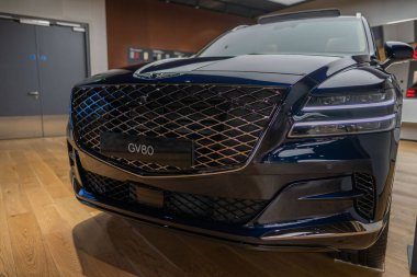 Premium blue Genesis GV80 in stil satışı, aerodinamik tasarım, güçlü motor, gelişmiş teknoloji, otomotiv endüstrisi Londra 'da - 24 Ekim 2024