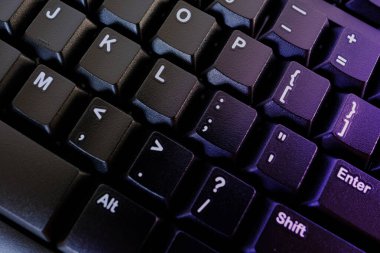 yakın plan siyah klavye, ofis ortamı, bilgisayar çevresi, bilgisayar teknolojileri ve bilişim endüstrisi, çevrimiçi öğrenme, dijital çalışma rutini, blog yazma ve sosyal medya