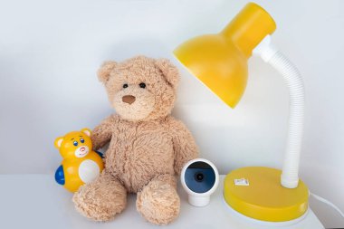 Pürüzsüz tasarımı olan kompakt, küresel küçük güvenlik kamerası, oyuncak ayı, modern ev gözetlemesi ya da akıllı ev ayarları, kişisel iç güvenlik, özel mülk