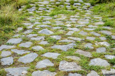 Eski granit kaldırım taşı Roma yolu Almanya 'dan geçer, klasik taş işçiliği, geleneksel ortaçağ yolu, miras taş işçiliği, klasik antika kaldırımlı yol.