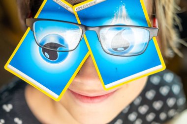 Genç hobi meraklısı, çocuk renkli poker koleksiyonu kart oyunu, ticaret ve koleksiyon, Pokemon Fan Culture, Frankfurt - 18 Kasım 2024