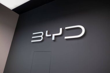 Siyah arka planda BYD reklamları, Çinli şirket üreticisi BYD Auto, şirket logosu tabelası, şirket logosu tabelası, Londra - 16 Eylül 2024