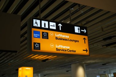 Hava alanındaki Lufthansa hizmet merkezi, gezginler yolculuk, kalite servisi, Lufthansa logosu, müşteri hizmetleri, Frankfurt - 31 Temmuz 2024