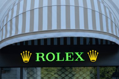 ikonik Rolex Crown logosu, lüks İsviçreli saat markası ve Rolex SA üreticisi, sembol lüksü ve prestiji, yüksek kaliteli klasik koleksiyon ürünü Tivat, Karadağ - 3 Ağustos 2024