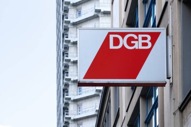Kızıl DGB işareti, Alman Ticaret Birliği Konfederasyonu, Avrupa 'daki işçi koşullarının iyileştirilmesi, Avrupa dayanışması, işçi hakları ve sosyal adalet pankartı, Frankfurt - 22 Temmuz 2024