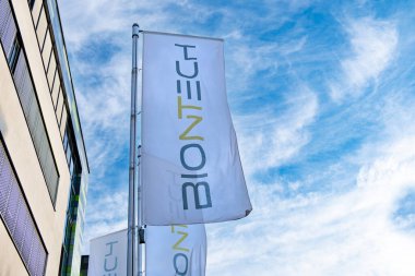 Şirket bayraklarıyla Biontech SE genel merkezi, Alman biyoteknoloji şirketi, BioNTech İmalat, geliştirme ve üretim aktif immünoterapi ajanları Mainz, Almanya 'da - 7 Eylül 2024
