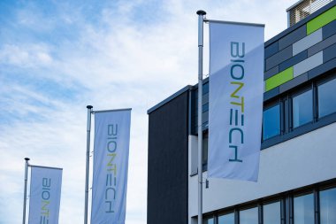 Şirket bayraklarıyla Biontech SE genel merkezi, Alman biyoteknoloji şirketi, BioNTech İmalat, geliştirme ve üretim aktif immünoterapi ajanları Mainz, Almanya 'da - 7 Eylül 2024