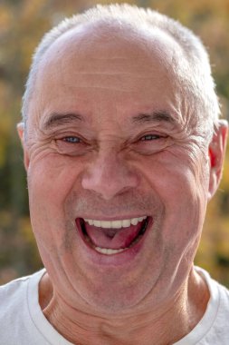 65 yaşında mutlu bir adam, neşeli, mutlu, mutlu, mutlu, mutlu, mutlu, mutlu, mutlu, mutlu, mutlu, mutlu, mutlu, mutlu, mutlu, mutlu bir gülümsemesi olan bir adam.