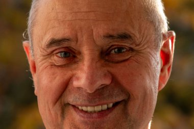 65 yaşında mutlu bir adam, neşeli, mutlu, mutlu, mutlu, mutlu, mutlu, mutlu, mutlu, mutlu, mutlu, mutlu, mutlu, mutlu, mutlu, mutlu bir gülümsemesi olan bir adam.