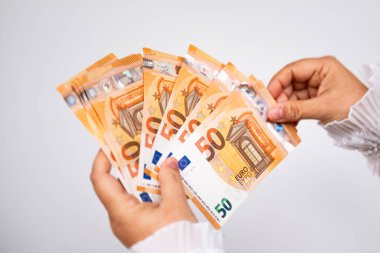 Yakın plan kadın elleri para tutuyor, kağıt sayıyor 50 euro banknotlar, konsept nakit ödemeler, tasarruflar, tatil, takas ve nakit para tasarrufu