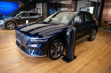 tüm elektrikli Hyundai Genesis GV70 otomobil Studio 'da, popüler Koreli yolcu elektrikli araç, alternatif enerji geliştirme, Edinburgh, Birleşik Krallık - 24 Ekim 2024