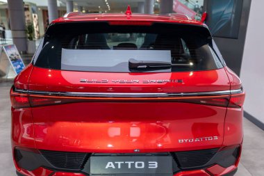 kırmızı BYD Atto 3 Electric Car, galeride Çinli SUV üreticisi, otomotiv endüstrisinde yenilik, Londra 'da çevre dostu özellikler sergisi - 16 Ekim 2024