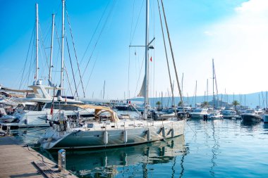 Kotor Körfezi marinasındaki lüks yatlar, Porto Karadağ 'daki son model marinaya yanaşmış, arkasında Montenegros ikonik dağları, Tivat, Karadağ - 6 Ağustos 2024 