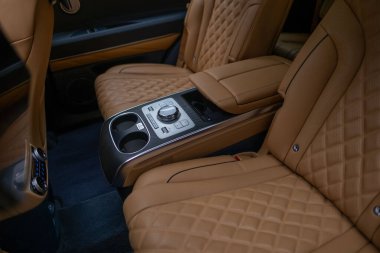 Premium Genesis GV80 araba iç mimarisi, geniş kabin, ergonomik tasarım, sürücü ve yolcu koltukları, gösterge paneli, navigasyon ve kargo alanları, Londra 'da otomotiv endüstrisi - 24 Ekim 2024