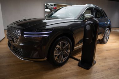Stüdyoda siyah elektrikli Hyundai Genesis GV70, showroom 'da popüler Koreli yolcu Electric SUV aracı, yenilikçi teknoloji, High Tech Technology, Londra' da otomotiv endüstrisi - 24 Ekim 2024