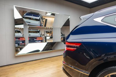 Premium blue Genesis GV80 in stil satışı, aerodinamik tasarım, güçlü motor, gelişmiş teknoloji, otomotiv endüstrisi Londra 'da - 24 Ekim 2024