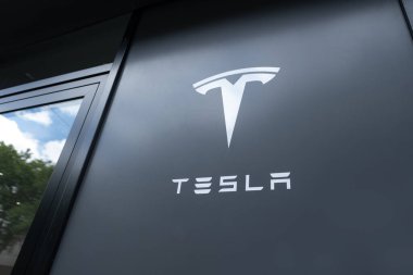 reklam logosu Tesla Motors ön cephede, elektrikli araba şirketi elon Musk brand, Otomotiv çevresel sürdürülebilir endüstri, Liderlik ve Yenilikler, Frankfurt, Almanya - 28 Haziran 2024