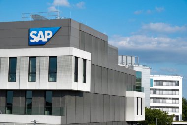 SAP SE logosu, dijital dönüşüm, yazılım geliştirme, işletme yönetimi, yenilikçi dijital mühendislik, Walldorf, Almanya - 29 Temmuz 2024