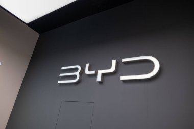 Siyah arka planda BYD reklamları, Çinli şirket üreticisi BYD Auto, şirket logosu tabelası, şirket logosu tabelası, Londra - 16 Eylül 2024