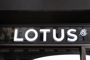 Lotus Reklam Logosu, afiş, araba galerisi, İngiliz Lotus Arabaları Şirketi Otomobil Üreticisi Otomobil Salonu, Satış Ofisi, Londra 'da şirket markası tabelası - 22 Mayıs 2024