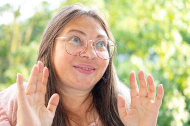 Uzun kahverengi saçlı, yaşla ilgili değişimler, zarif bir şekilde yaşlanmalar, cilt değişiklikleri ve yerçekimsel ptosis, zarif bir şekilde yaşlanma, kendini sevme.