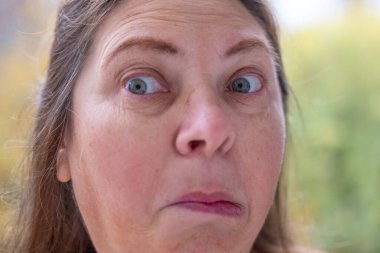 Orta yaşlı kadın şok edici haberler, duygusal komik portre manyağı derin şaşkınlık ve duygusal tepki gösteren beklenmedik haberler, ezici duygular...