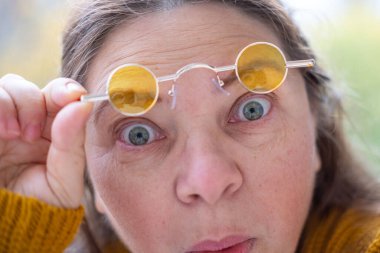 Orta yaşlı kadın şok edici haberler, duygusal komik portre manyağı derin şaşkınlık ve duygusal tepki gösteren beklenmedik haberler, ezici duygular...