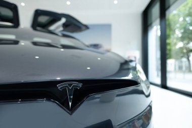 Gümüş renkli Tesla Model X elektrikli araba, Kapalı Krom kaplı Logo Tesla Motors gümüş kaput, Elon Musk, Amerikan şirketi, elektrikli araç üretimi, Frankfurt, Almanya - 28 Haziran 2024