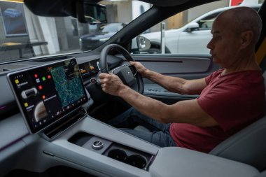 Direksiyon simidi Polestar 4, kokpit, soldan çekişli dahili Volvos EV yan kuruluşu, zarif hatlar ve sofistike otomotiv ortamı için son teknoloji ürünler, Londra - 17 Eylül 2024 