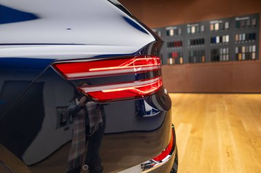 Premium blue Genesis GV80 in stil satışı, aerodinamik tasarım, güçlü motor, gelişmiş teknoloji, otomotiv endüstrisi Londra 'da - 24 Ekim 2024