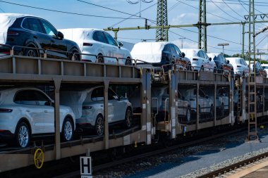 Nakliye konvoyu gıcır gıcır Porsche macan, hedeflerini bekliyor, verimli demiryolu nakliye araçları, Bebra, Almanya - 15 Ağustos 2024