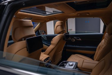 Premium Genesis GV80 araba iç mimarisi, geniş kabin, ergonomik tasarım, sürücü ve yolcu koltukları, gösterge paneli, navigasyon ve kargo alanları, Londra 'da otomotiv endüstrisi - 24 Ekim 2024