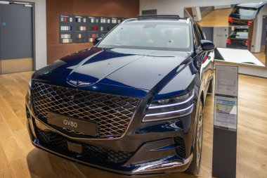 Premium blue Genesis GV80 in stil satışı, aerodinamik tasarım, güçlü motor, gelişmiş teknoloji, otomotiv endüstrisi Londra 'da - 24 Ekim 2024