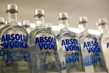 Sıra Absolut Warhol votka şişeleri yakın plan, ticari kaliteli alkollü içecek, gümrüksüz satış, markanın sanat ve pop kültürüyle ortaklığı, reklam ürünü fotoğrafçılığı