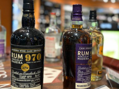 Bir şişe sınırlı sayıda üretilmiş Engenhos do Norte 970 Madeira, premium rom şişesi, eşsiz tasarım ve karışık etiketli, iyi ruhlar toplayan