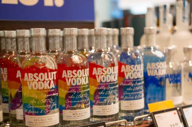 Sıra Absolut Warhol votka şişeleri yakın plan, ticari kaliteli alkollü içecek, gümrüksüz satış, markanın sanat ve pop kültürüyle ortaklığı, reklam ürünü fotoğrafçılığı